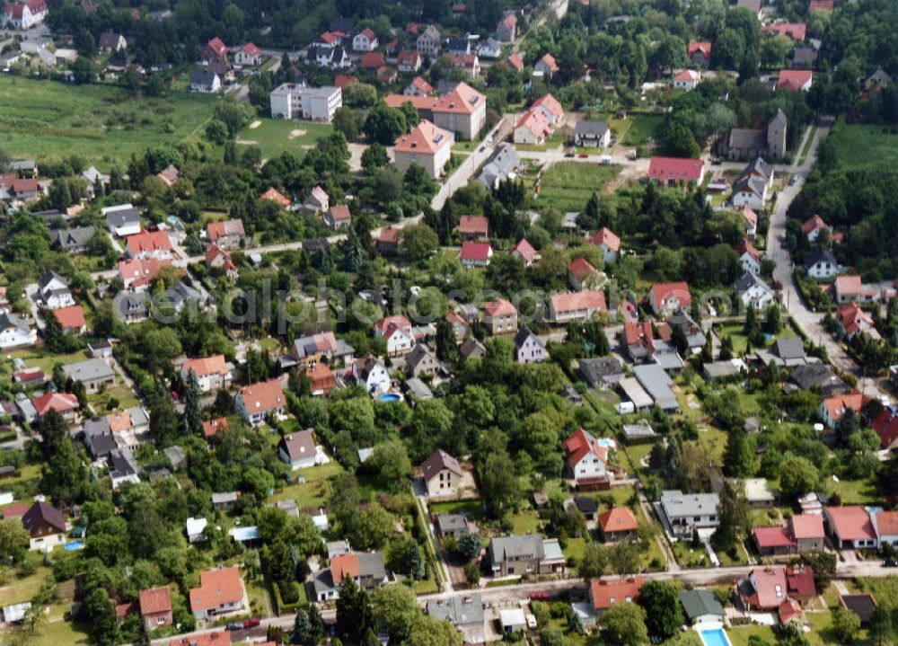 Aerial image Berlin-Mahlsdorf - Blick auf das Wohngebiet am Feldrain - Florastraße - Kreuzkirche in Berlin-Mahlsdorf. View of the residential area at the street Feldrain - Florastrasse - Church of the Cross in the district Mahlsdorf.