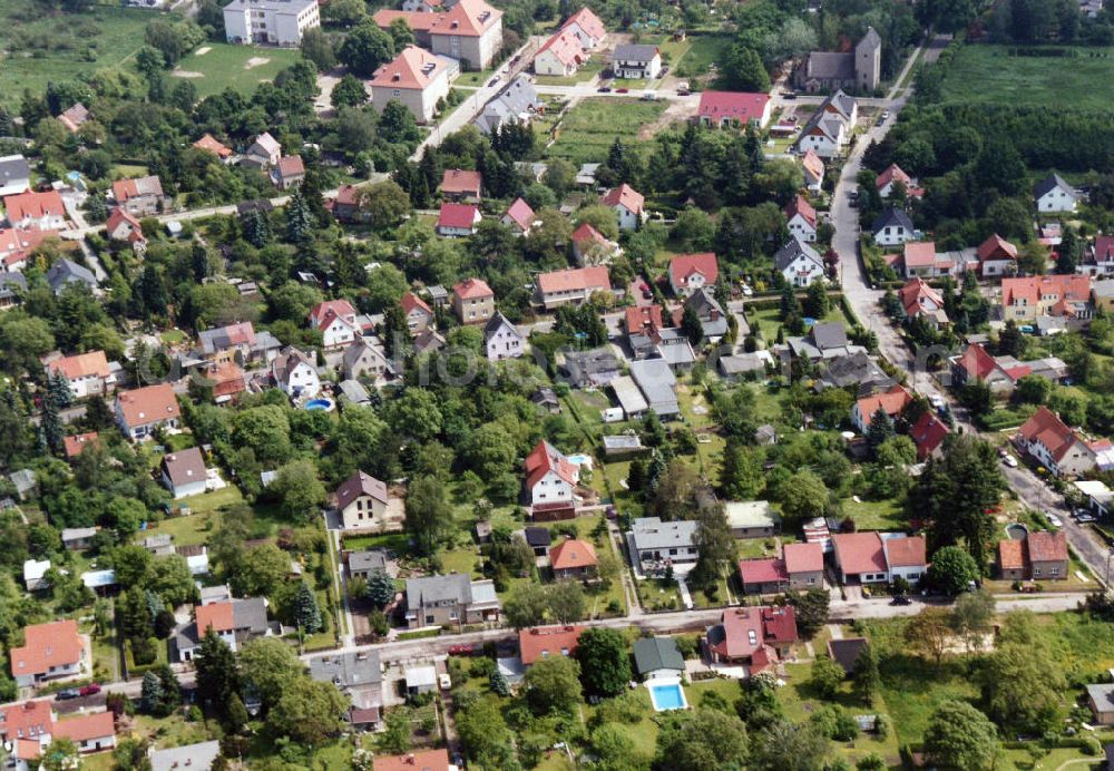 Aerial photograph Berlin-Mahlsdorf - Blick auf das Wohngebiet am Feldrain - Florastraße - Kreuzkirche in Berlin-Mahlsdorf. View of the residential area at the street Feldrain - Florastrasse - Church of the Cross in the district Mahlsdorf.