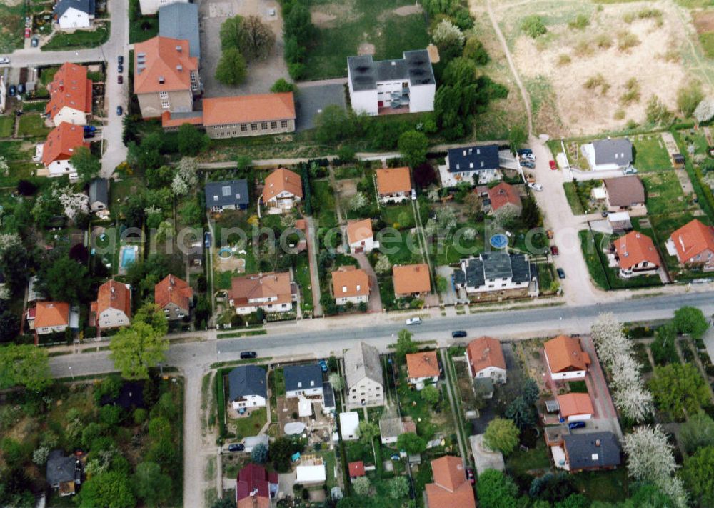 Berlin-Mahlsdorf from above - Blick auf das Wohngebiet am Feldrain - Florastraße - Kreuzkirche in Berlin-Mahlsdorf. View of the residential area at the street Feldrain - Florastrasse - Church of the Cross in the district Mahlsdorf.