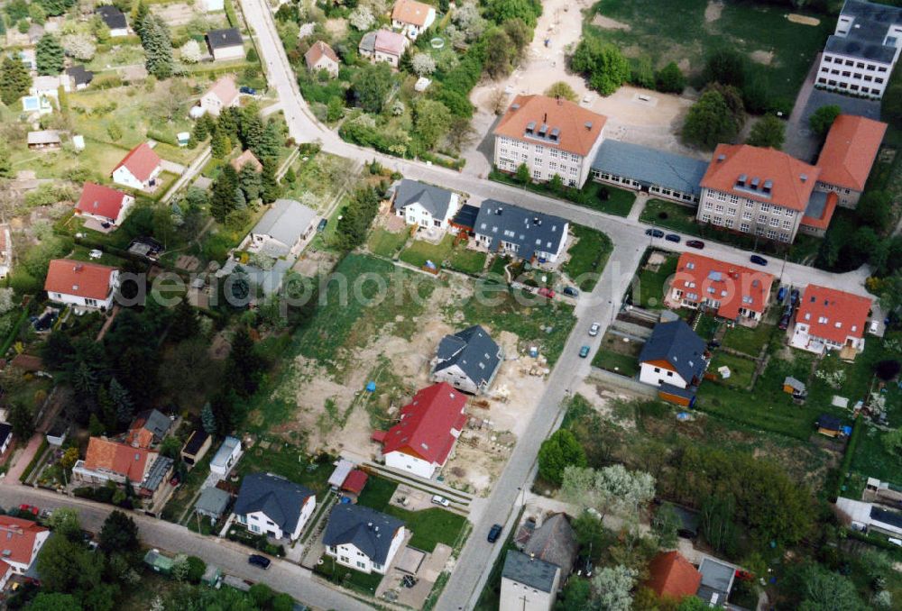 Berlin-Mahlsdorf from the bird's eye view: Blick auf das Wohngebiet am Feldrain - Florastraße - Kreuzkirche in Berlin-Mahlsdorf. View of the residential area at the street Feldrain - Florastrasse - Church of the Cross in the district Mahlsdorf.