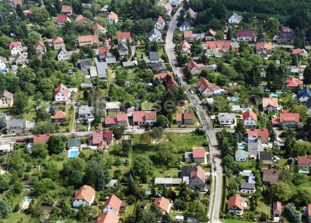 Aerial image Berlin-Mahlsdorf - Blick auf das Wohngebiet am Feldrain - Am Rosenhag in Berlin-Mahlsdorf. View of the residential area at the street Feldrain - Am Rosenhag in the district Mahlsdorf.