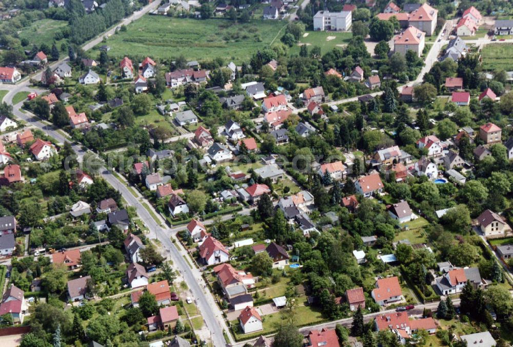 Aerial photograph Berlin-Mahlsdorf - Blick auf das Wohngebiet am Feldrain - Am Rosenhag in Berlin-Mahlsdorf. View of the residential area at the street Feldrain - Am Rosenhag in the district Mahlsdorf.