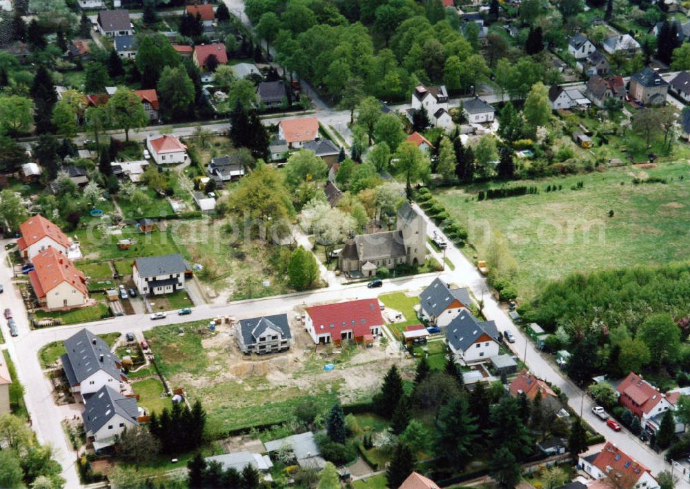 Berlin-Mahlsdorf from above - Blick auf das Wohngebiet am Pfarrhufenweg - Florastraße in Berlin-Mahlsdorf. View of the residential area at the street Pfarrhufenweg - Florastrasse in the district Mahlsdorf.