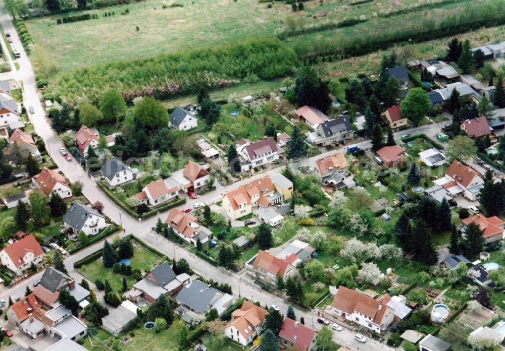 Berlin-Mahlsdorf from the bird's eye view: Blick auf das Wohngebiet am Pfarrhufenweg - Florastraße in Berlin-Mahlsdorf. View of the residential area at the street Pfarrhufenweg - Florastrasse in the district Mahlsdorf.