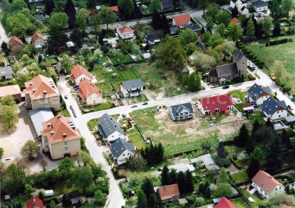 Aerial image Berlin-Mahlsdorf - Blick auf das Wohngebiet am Pfarrhufenweg - Florastraße in Berlin-Mahlsdorf. View of the residential area at the street Pfarrhufenweg - Florastrasse in the district Mahlsdorf.