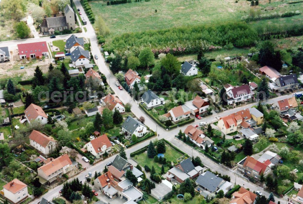 Aerial photograph Berlin-Mahlsdorf - Blick auf das Wohngebiet am Pfarrhufenweg - Florastraße in Berlin-Mahlsdorf. View of the residential area at the street Pfarrhufenweg - Florastrasse in the district Mahlsdorf.