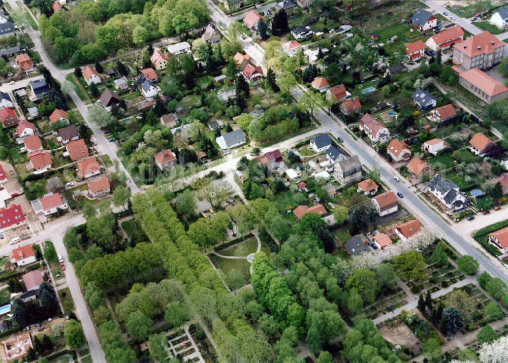 Berlin-Mahlsdorf from above - Blick auf das Wohngebiet an der Lemkestraße in Berlin-Mahlsdorf. View of the residential area at the street Lemkestrasse in the district Mahlsdorf.