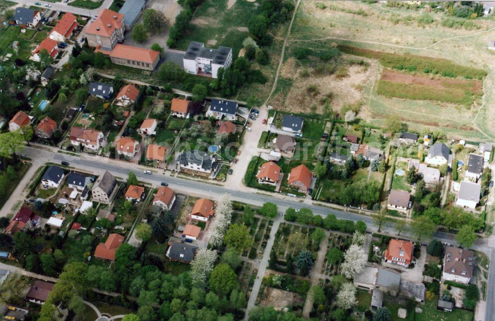 Berlin-Mahlsdorf from the bird's eye view: Blick auf das Wohngebiet an der Lemkestraße in Berlin-Mahlsdorf. View of the residential area at the street Lemkestrasse in the district Mahlsdorf.