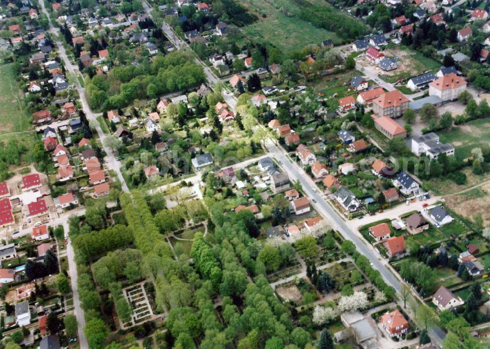 Aerial image Berlin-Mahlsdorf - Blick auf das Wohngebiet an der Lemkestraße in Berlin-Mahlsdorf. View of the residential area at the street Lemkestrasse in the district Mahlsdorf.