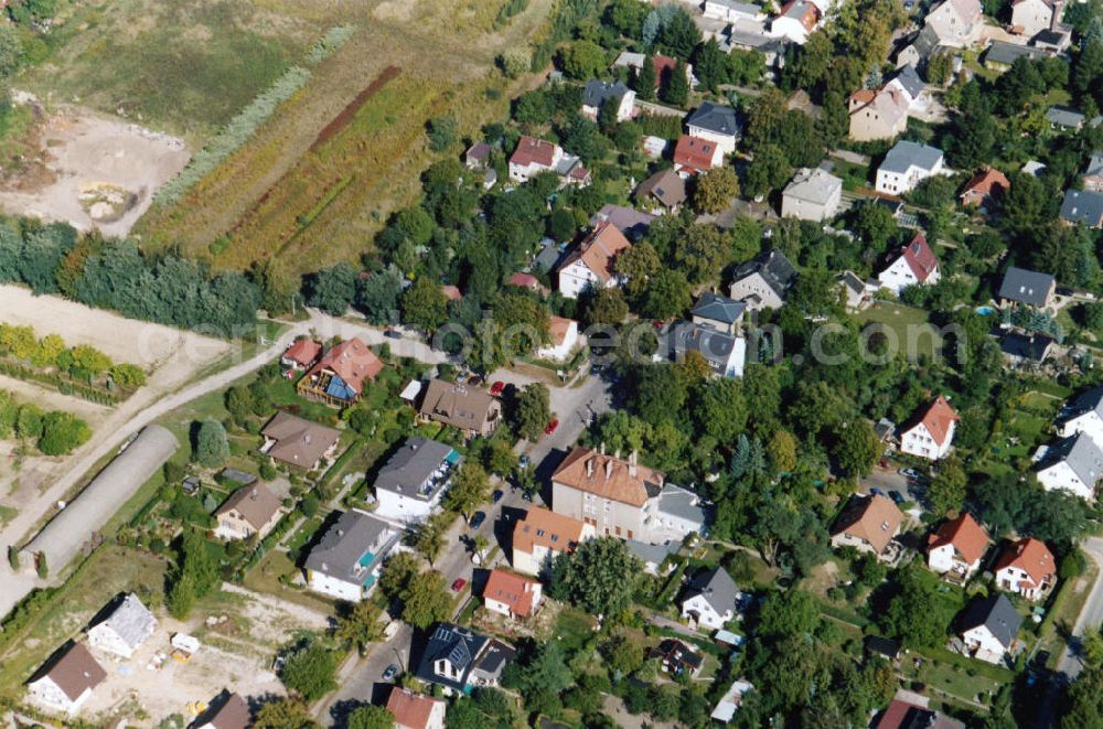 Berlin-Mahlsdorf from above - Blick auf das Wohngebiet an der Lemkestraße in Berlin-Mahlsdorf. View of the residential area at the street Lemkestrasse in the district Mahlsdorf.