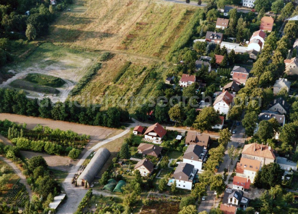 Berlin-Mahlsdorf from the bird's eye view: Blick auf das Wohngebiet an der Lemkestraße in Berlin-Mahlsdorf. View of the residential area at the street Lemkestrasse in the district Mahlsdorf.