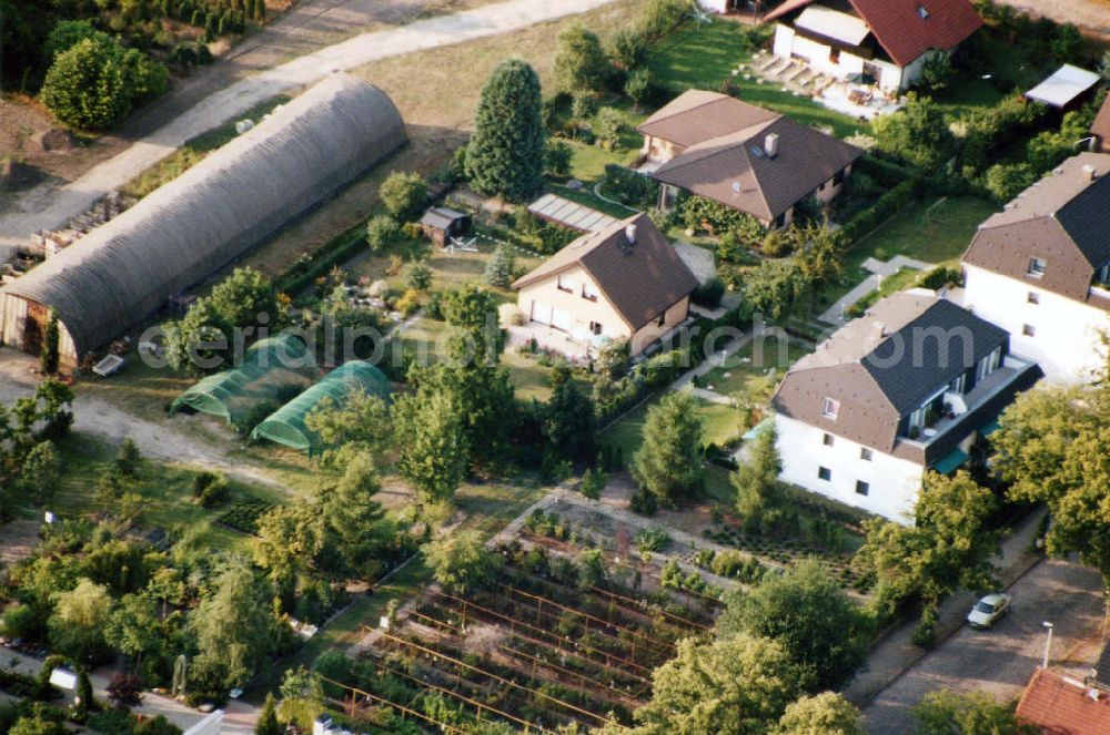 Aerial image Berlin-Mahlsdorf - Blick auf das Wohngebiet an der Lemkestraße in Berlin-Mahlsdorf. View of the residential area at the street Lemkestrasse in the district Mahlsdorf.