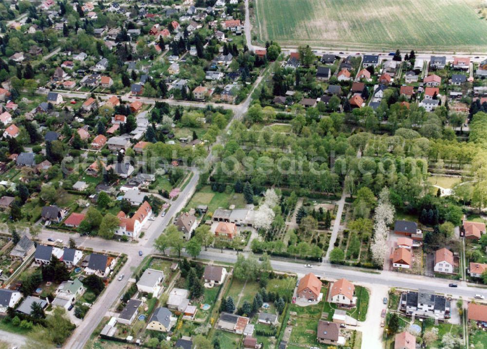 Aerial photograph Berlin-Mahlsdorf - Blick auf das Wohngebiet am Walter-Leistikow-Weg in Berlin-Mahlsdorf. View of the residential area at the street Walter-Leistikow-Weg in the district Mahlsdorf.