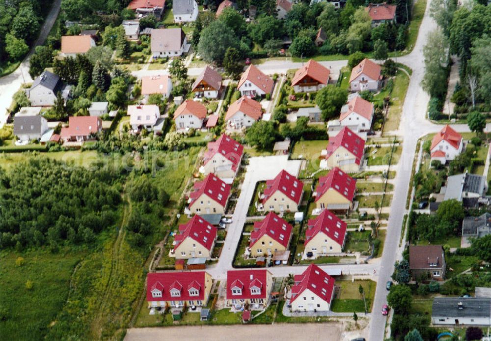 Berlin-Mahlsdorf from above - Blick auf das Wohngebiet am Walter-Leistikow-Weg in Berlin-Mahlsdorf. View of the residential area at the street Walter-Leistikow-Weg in the district Mahlsdorf.