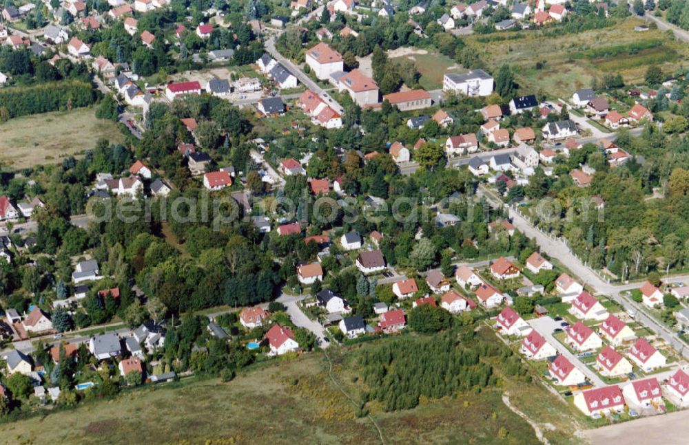 Berlin-Mahlsdorf from the bird's eye view: Blick auf das Wohngebiet am Walter-Leistikow-Weg in Berlin-Mahlsdorf. View of the residential area at the street Walter-Leistikow-Weg in the district Mahlsdorf.