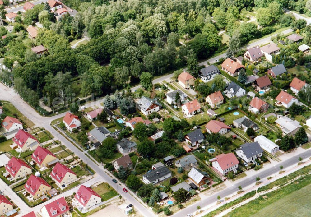 Aerial image Berlin-Mahlsdorf - Blick auf das Wohngebiet am Walter-Leistikow-Weg in Berlin-Mahlsdorf. View of the residential area at the street Walter-Leistikow-Weg in the district Mahlsdorf.