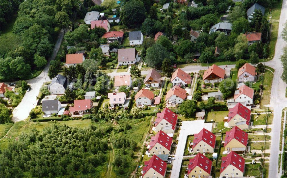 Aerial photograph Berlin-Mahlsdorf - Blick auf das Wohngebiet am Walter-Leistikow-Weg in Berlin-Mahlsdorf. View of the residential area at the street Walter-Leistikow-Weg in the district Mahlsdorf.