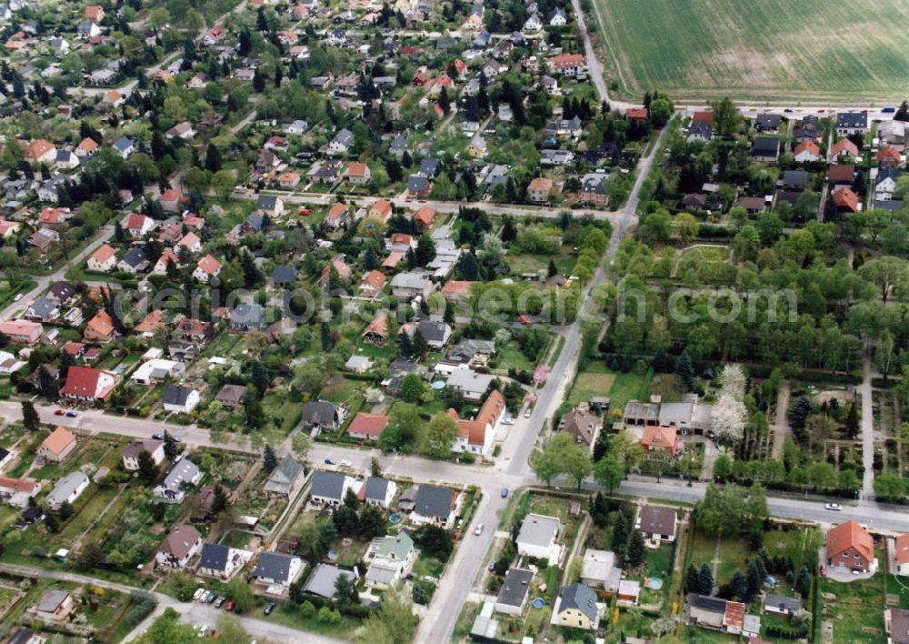 Berlin-Mahlsdorf from above - Blick auf das Wohngebiet an der Bremer straße in Berlin-Mahlsdorf. View of the residential area at the street Bremer Strasse in the district Mahlsdorf.