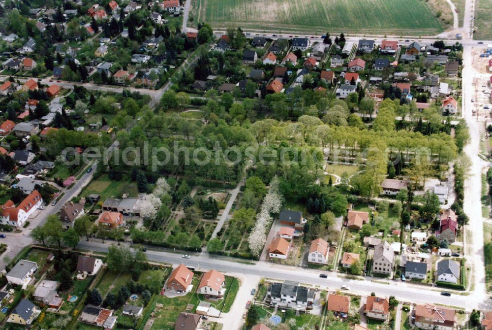 Berlin-Mahlsdorf from the bird's eye view: Blick auf das Wohngebiet an der Bremer straße in Berlin-Mahlsdorf. View of the residential area at the street Bremer Strasse in the district Mahlsdorf.