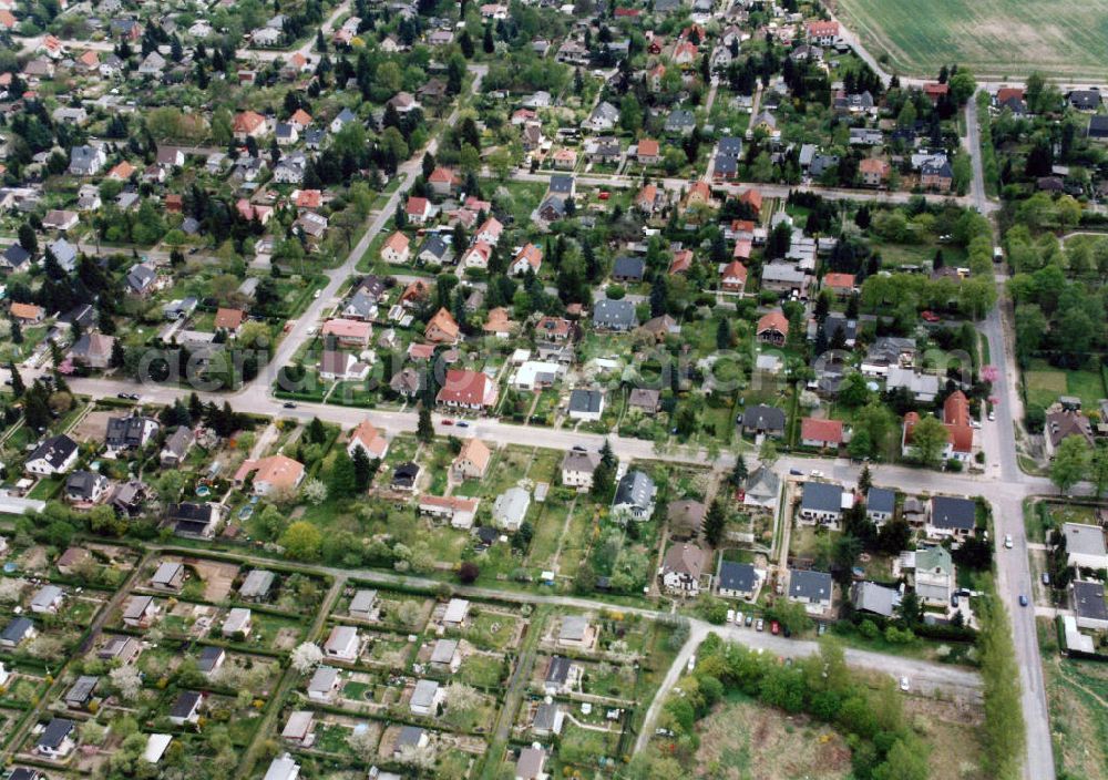 Aerial image Berlin-Mahlsdorf - Blick auf das Wohngebiet an der Bremer straße in Berlin-Mahlsdorf. View of the residential area at the street Bremer Strasse in the district Mahlsdorf.