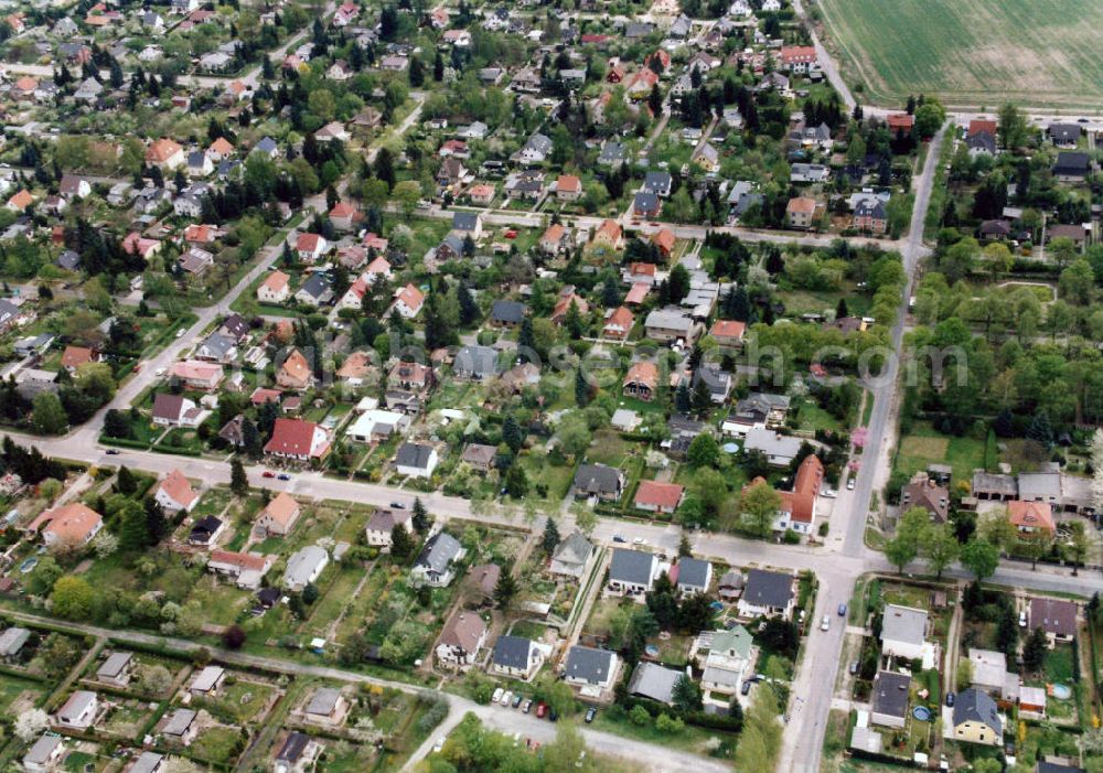 Aerial photograph Berlin-Mahlsdorf - Blick auf das Wohngebiet an der Bremer straße in Berlin-Mahlsdorf. View of the residential area at the street Bremer Strasse in the district Mahlsdorf.