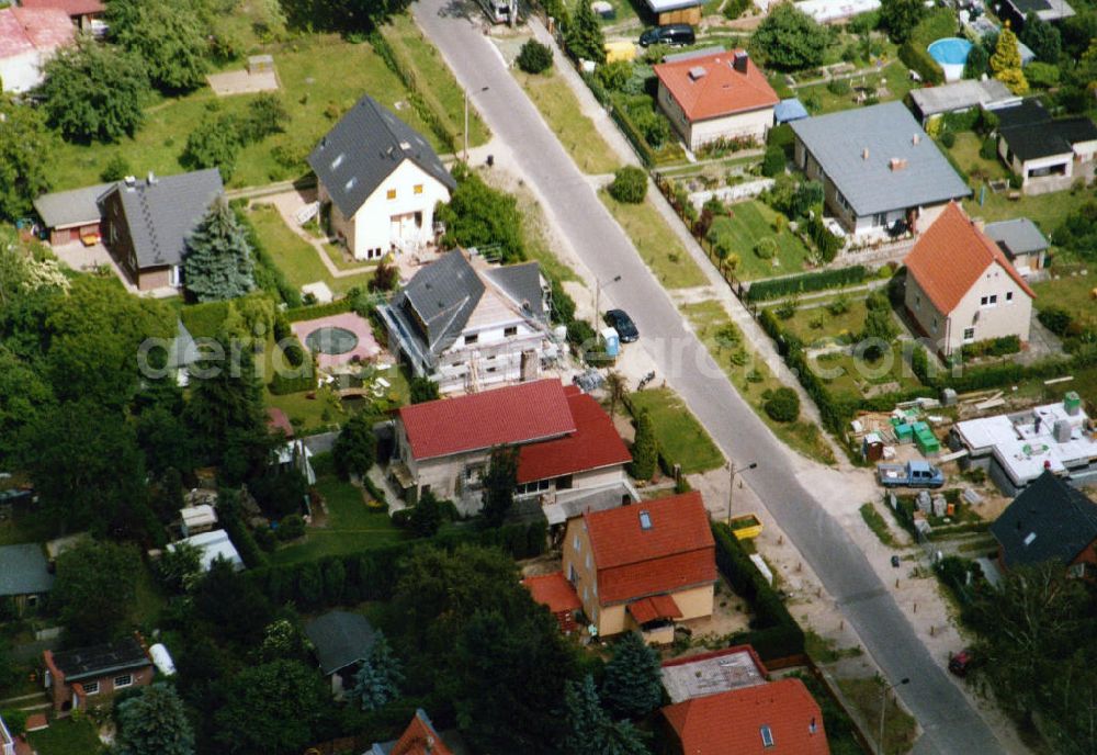 Berlin-Mahlsdorf from above - Blick auf das Wohngebiet an der Bremer straße in Berlin-Mahlsdorf. View of the residential area at the street Bremer Strasse in the district Mahlsdorf.