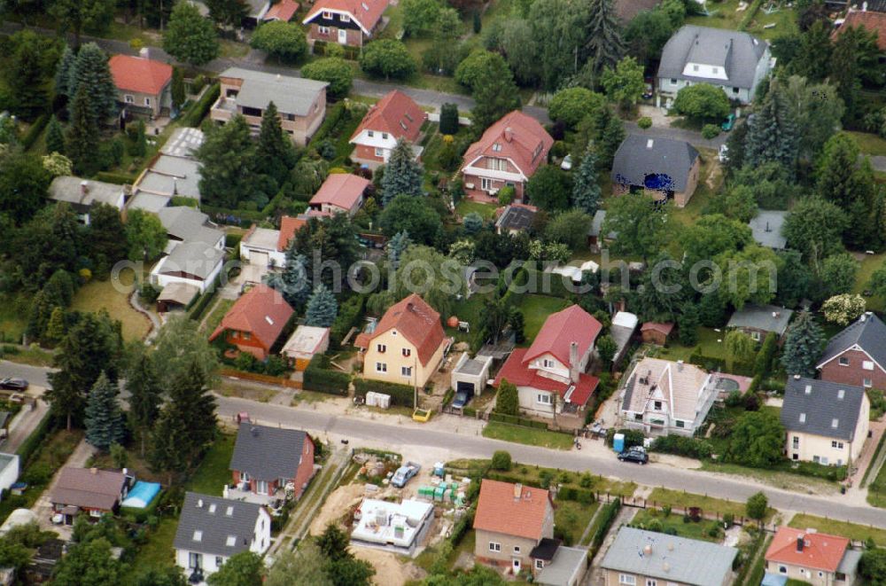 Berlin-Mahlsdorf from the bird's eye view: Blick auf das Wohngebiet an der Bremer straße in Berlin-Mahlsdorf. View of the residential area at the street Bremer Strasse in the district Mahlsdorf.