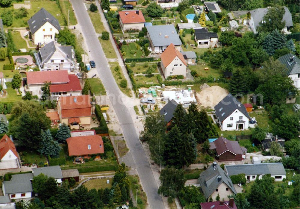 Aerial image Berlin-Mahlsdorf - Blick auf das Wohngebiet an der Bremer straße in Berlin-Mahlsdorf. View of the residential area at the street Bremer Strasse in the district Mahlsdorf.