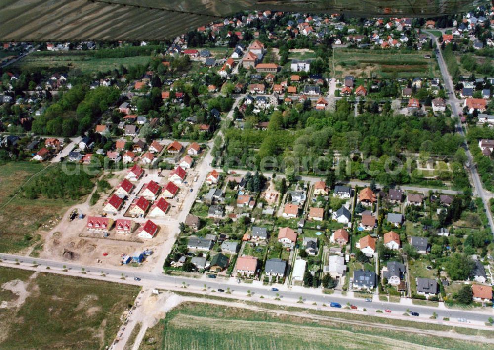 Aerial photograph Berlin-Mahlsdorf - Blick auf das Wohngebiet an der Landsberger Straße - Walter-Leistikow-Straße in Berlin-Mahlsdorf. View of the residential area at the street Landsberger Strasse - Walter-Leistikow-Strasse in the district Mahlsdorf.