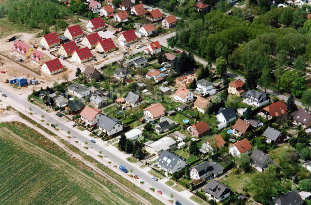 Berlin-Mahlsdorf from above - Blick auf das Wohngebiet an der Landsberger Straße - Walter-Leistikow-Straße in Berlin-Mahlsdorf. View of the residential area at the street Landsberger Strasse - Walter-Leistikow-Strasse in the district Mahlsdorf.