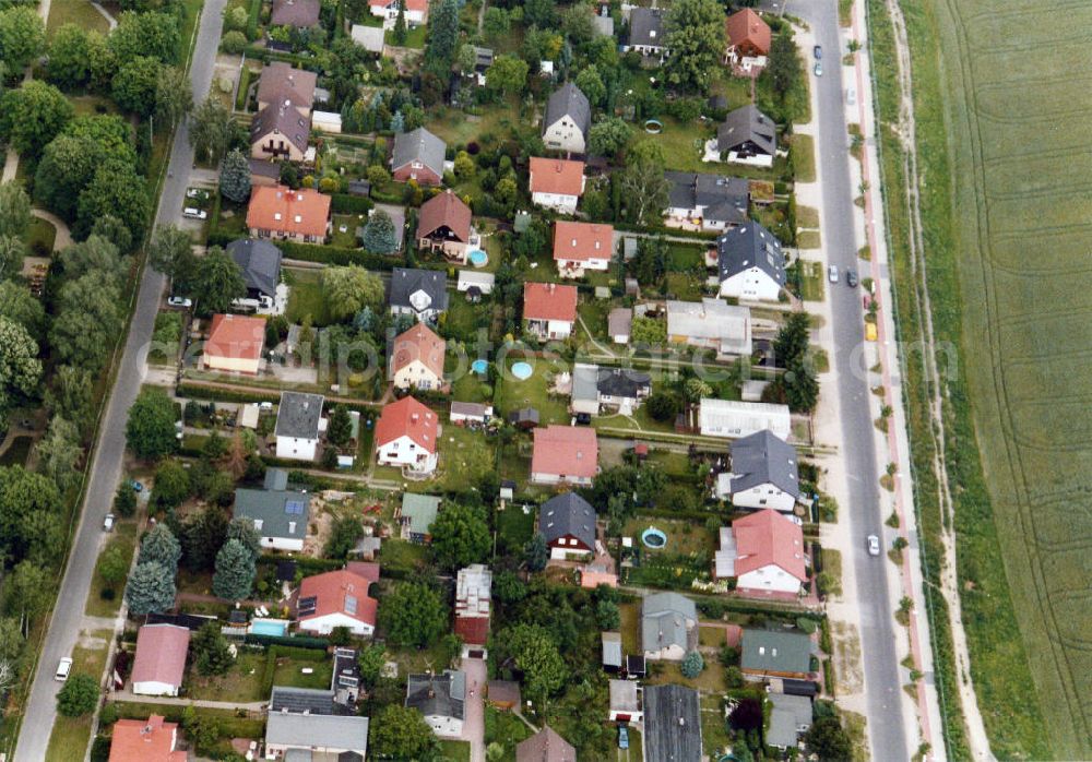 Berlin-Mahlsdorf from the bird's eye view: Blick auf das Wohngebiet an der Landsberger Straße - Walter-Leistikow-Straße in Berlin-Mahlsdorf. View of the residential area at the street Landsberger Strasse - Walter-Leistikow-Strasse in the district Mahlsdorf.