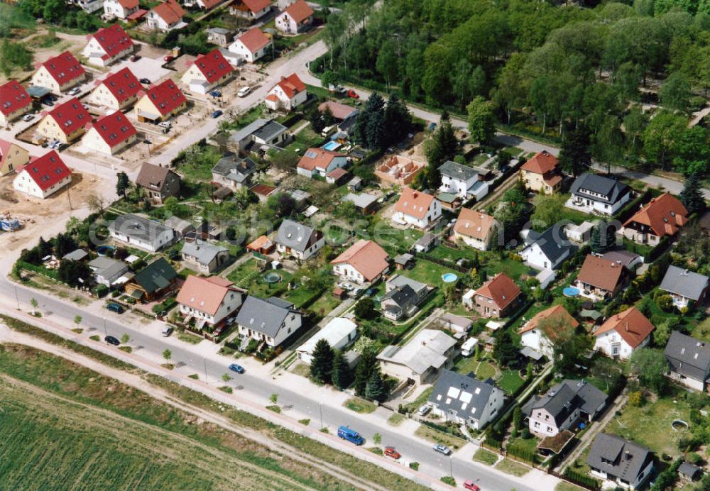 Aerial image Berlin-Mahlsdorf - Blick auf das Wohngebiet an der Landsberger Straße - Walter-Leistikow-Straße in Berlin-Mahlsdorf. View of the residential area at the street Landsberger Strasse - Walter-Leistikow-Strasse in the district Mahlsdorf.