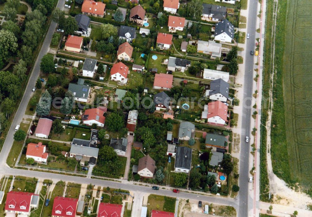 Aerial photograph Berlin-Mahlsdorf - Blick auf das Wohngebiet an der Landsberger Straße - Walter-Leistikow-Straße in Berlin-Mahlsdorf. View of the residential area at the street Landsberger Strasse - Walter-Leistikow-Strasse in the district Mahlsdorf.