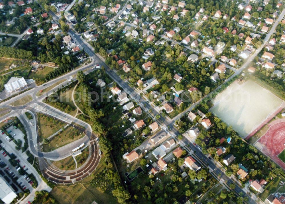 Berlin-Mahlsdorf from above - Blick auf das Wohngebiet an der Hönower Straße - Geitheimer Straße - Riesaer Straße in Berlin-Mahlsdorf. View of the residential area at the street Hoenower Strasse - Geitheimer Strasse - Riesaer Strasse in the district Mahlsdorf.