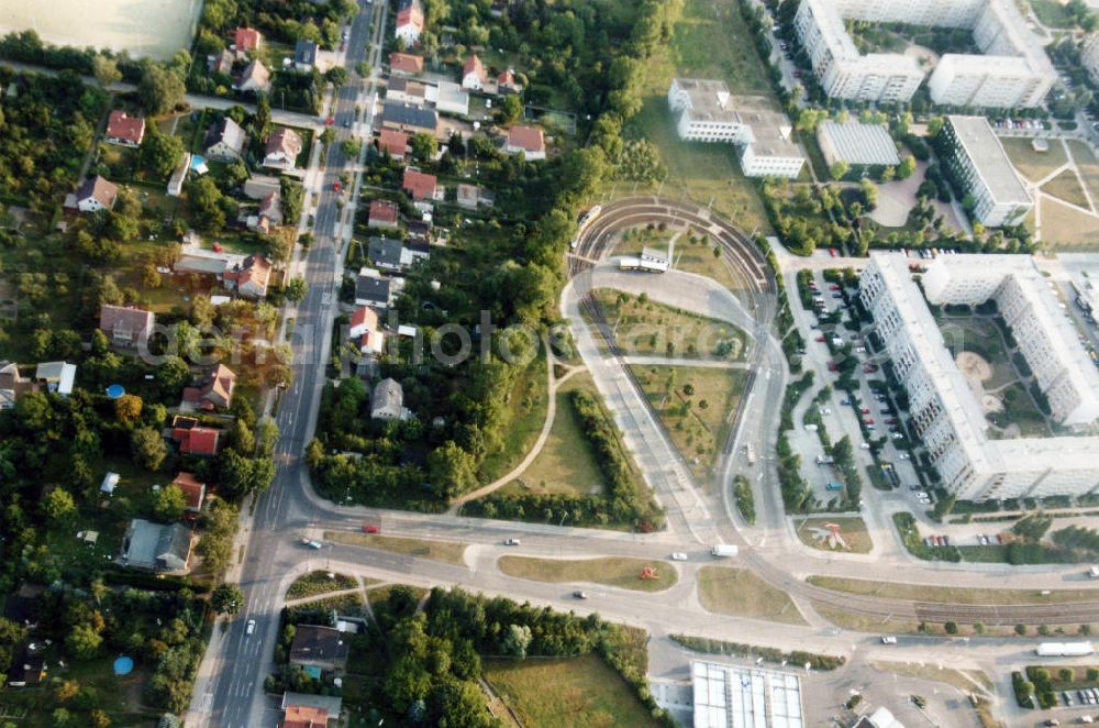 Berlin-Mahlsdorf from the bird's eye view: Blick auf das Wohngebiet an der Hönower Straße - Geitheimer Straße - Riesaer Straße in Berlin-Mahlsdorf. View of the residential area at the street Hoenower Strasse - Geitheimer Strasse - Riesaer Strasse in the district Mahlsdorf.