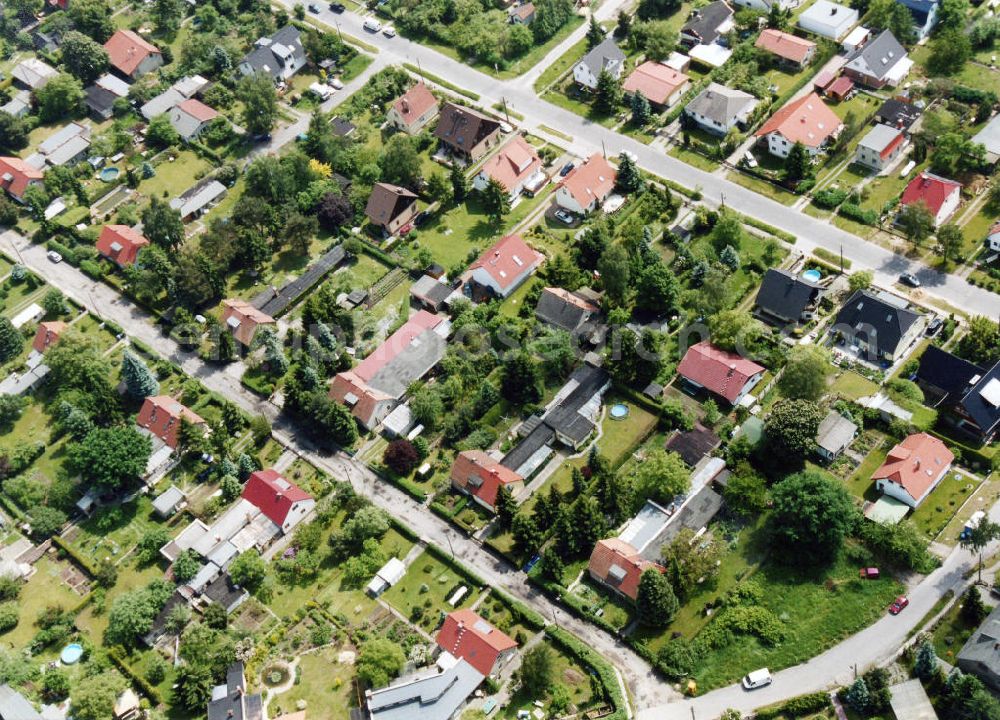 Aerial image Berlin-Mahlsdorf - Blick auf das Wohngebiet Kreppfuhlweg - Schleipfuhlweg - Ingolstädter Straße in Berlin-Mahlsdorf. View of the residential area at the street Kreppfuhlweg - Schleipfuhlweg - Ingolstaedter Strasse in the district Mahlsdorf.