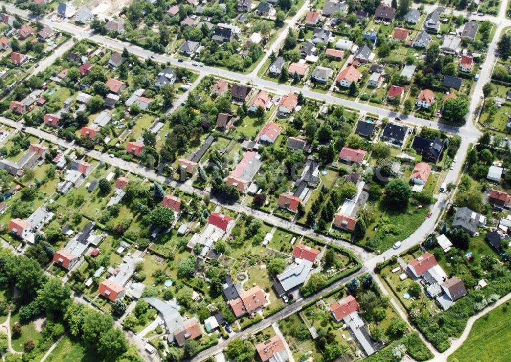 Aerial photograph Berlin-Mahlsdorf - Blick auf das Wohngebiet Kreppfuhlweg - Schleipfuhlweg - Ingolstädter Straße in Berlin-Mahlsdorf. View of the residential area at the street Kreppfuhlweg - Schleipfuhlweg - Ingolstaedter Strasse in the district Mahlsdorf.