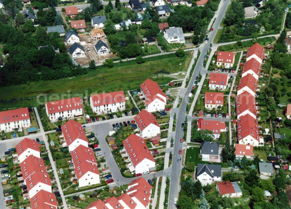 Berlin-Mahlsdorf from above - Blick auf das Wohngebiet an der Ernst-Häckel-Straße in Berlin-Mahlsdorf. View of the residential area at the street Ernst-Haeckel-Strasse in the district Mahlsdorf.