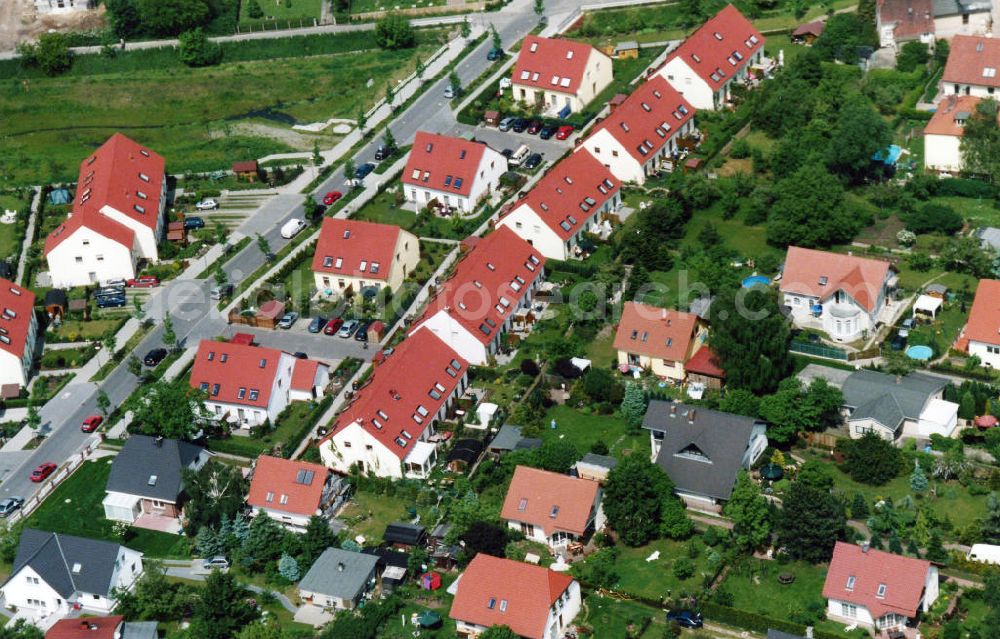 Berlin-Mahlsdorf from the bird's eye view: Blick auf das Wohngebiet an der Ernst-Häckel-Straße in Berlin-Mahlsdorf. View of the residential area at the street Ernst-Haeckel-Strasse in the district Mahlsdorf.