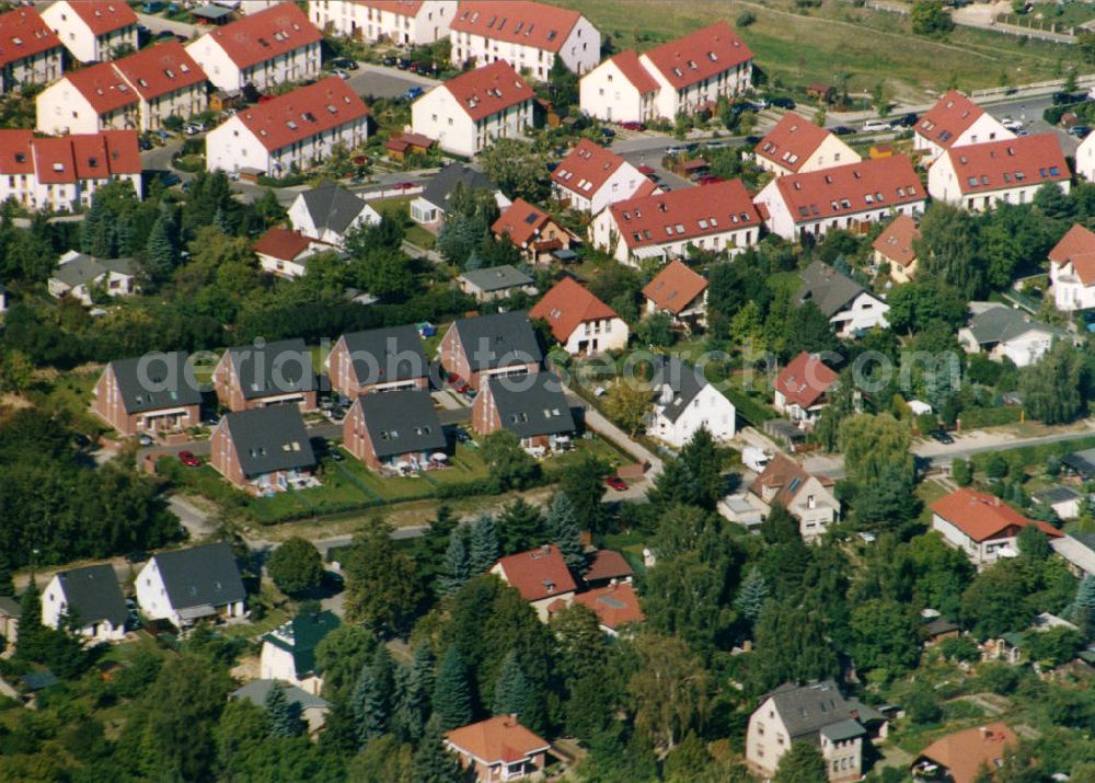 Aerial image Berlin-Mahlsdorf - Blick auf das Wohngebiet am Briesener Weg - Ernst-Häckel-Straße in Berlin-Mahlsdorf. View of the residential area at the street Briesener Weg - Ernst-Haeckel-Strasse in the district Mahlsdorf.