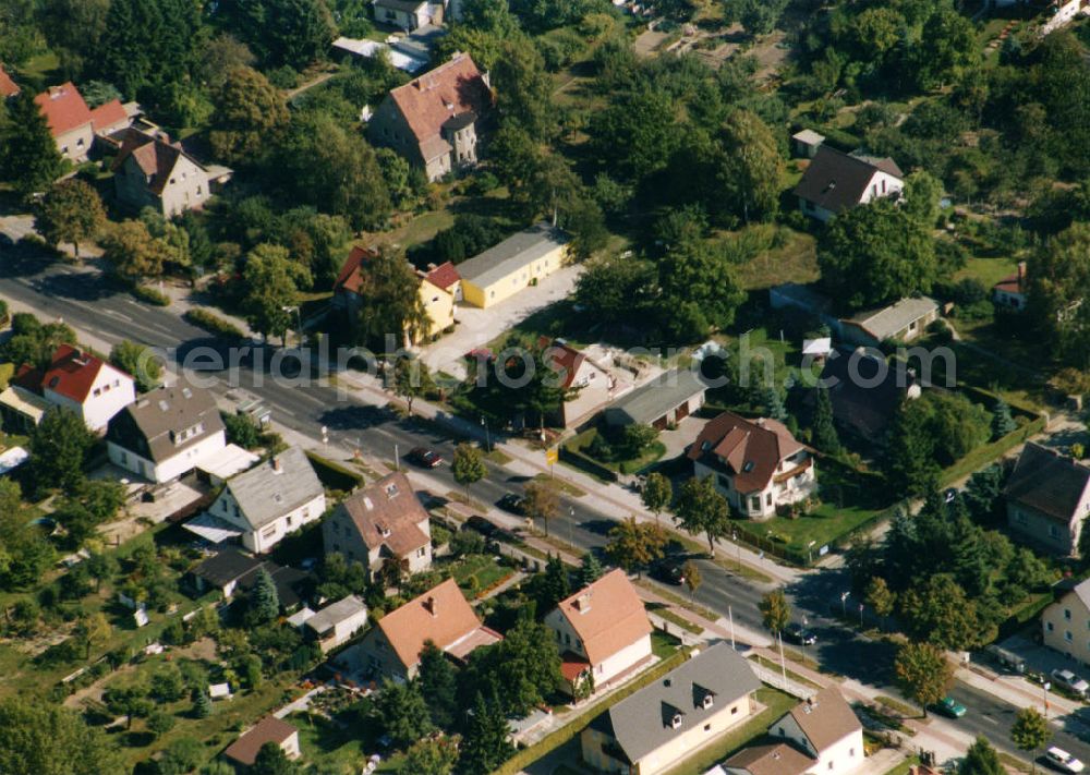 Aerial photograph Berlin-Mahlsdorf - Blick auf das Wohngebiet an der Hönower Straße - Wildrosengeholz in Berlin-Mahlsdorf. View of the residential area at the street Hoenower Strasse - Wildrosengeholz in the district Mahlsdorf.