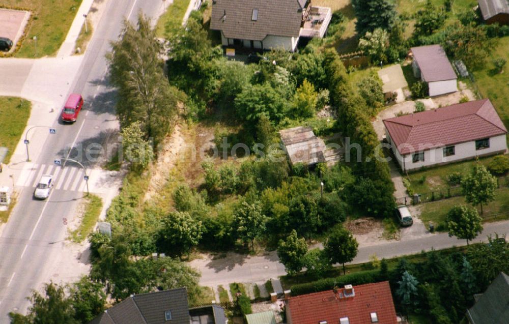 Berlin-Mahlsdorf from the bird's eye view: Blick auf das Wohngebiet an der Dahlwitzer Straße - Lübzerstraße in Berlin-Mahlsdorf. View of the residential area at the street Dahlwitzer Strasse in the district Mahlsdorf.