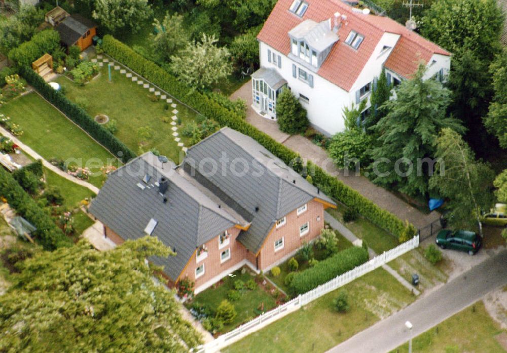 Berlin-Mahlsdorf from the bird's eye view: Blick auf das Wohngebiet an der Lortzingstraße - Händelstraße in Berlin-Mahlsdorf. View of the residential area at the street Lortzingstrasse - Haendelstrasse in the district Mahlsdorf.