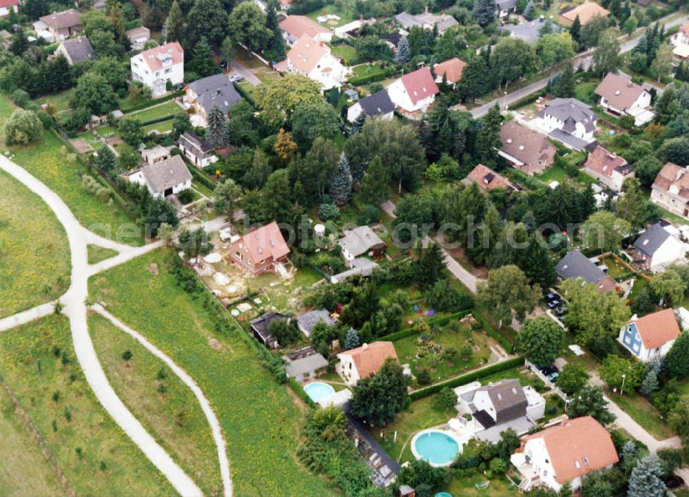 Aerial image Berlin-Mahlsdorf - Blick auf das Wohngebiet an der Lortzingstraße - Händelstraße in Berlin-Mahlsdorf. View of the residential area at the street Lortzingstrasse - Haendelstrasse in the district Mahlsdorf.