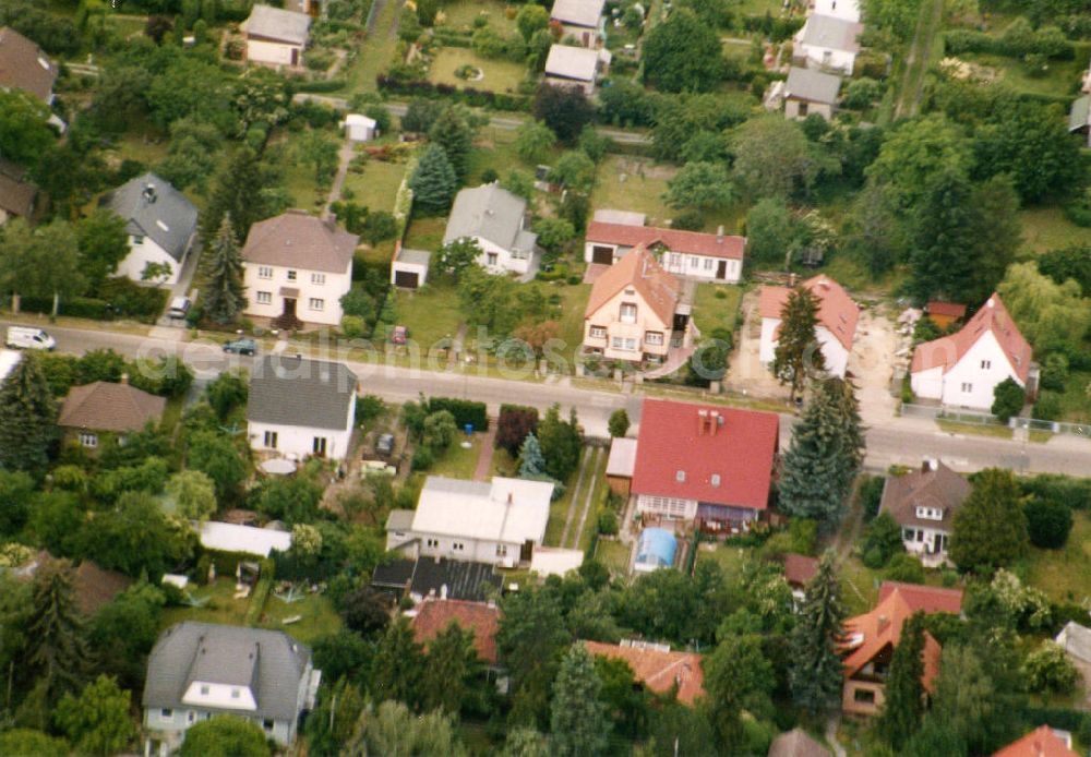 Aerial photograph Berlin-Mahlsdorf - Blick auf das Wohngebiet an der Friesacker Straße in Berlin-Mahlsdorf. View of the residential area at the street Friesacker Strasse in the district Mahlsdorf.