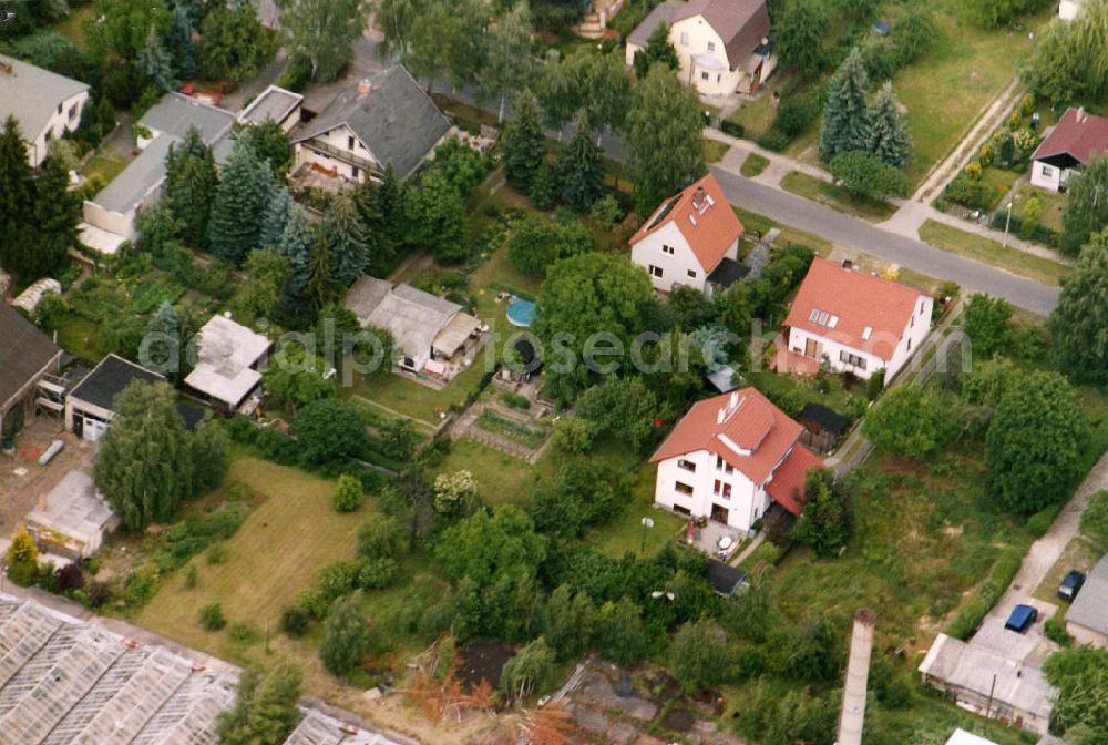 Berlin-Mahlsdorf from above - Blick auf das Wohngebiet an der Friesacker Straße in Berlin-Mahlsdorf. View of the residential area at the street Friesacker Strasse in the district Mahlsdorf.