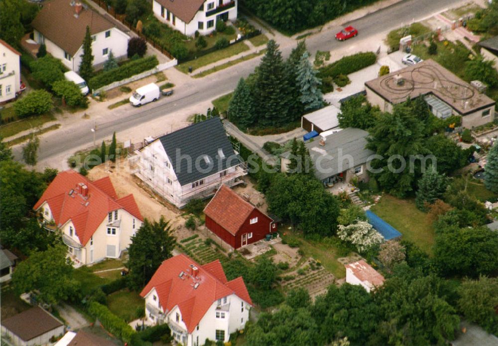 Berlin-Mahlsdorf from the bird's eye view: Blick auf das Wohngebiet an der Friesacker Straße in Berlin-Mahlsdorf. View of the residential area at the street Friesacker Strasse in the district Mahlsdorf.