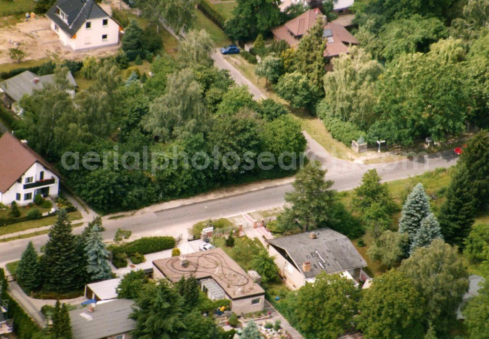 Aerial photograph Berlin-Mahlsdorf - Blick auf das Wohngebiet an der Friesacker Straße in Berlin-Mahlsdorf. View of the residential area at the street Friesacker Strasse in the district Mahlsdorf.