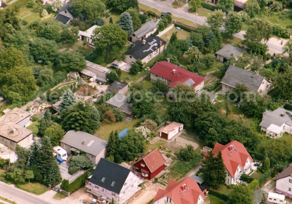 Berlin-Mahlsdorf from above - Blick auf das Wohngebiet an der Landsberger Straße - Alonaer Straße in Berlin-Mahlsdorf. View of the residential area at the street Landsberger Strasse - Alonaer Strasse in the district Mahlsdorf.