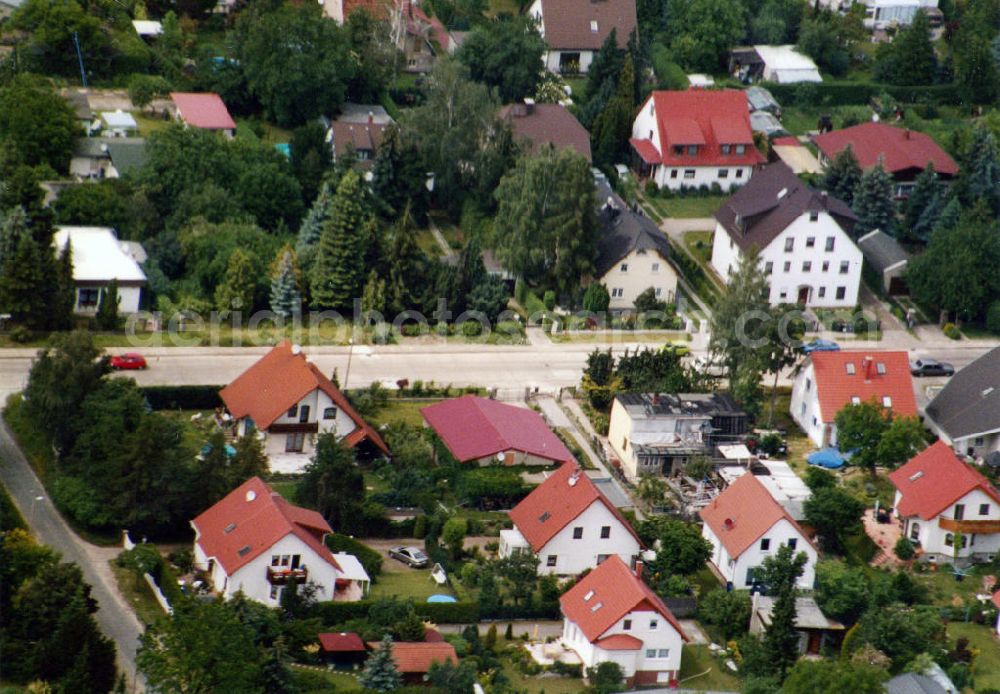 Berlin-Mahlsdorf from the bird's eye view: Blick auf das Wohngebiet an der Landsberger Straße - Lübecker Straße in Berlin-Mahlsdorf. View of the residential area at the street Landsberger Strasse - Luebecker Strasse in the district Mahlsdorf.